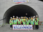 東北中央自動車道（栗子トンネル）での記念撮影
