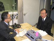 ラジオ福島の収録に臨む小野会長（右）