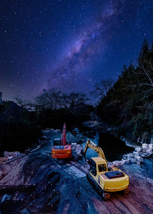 綺麗な夜空の下にあるショベルカー