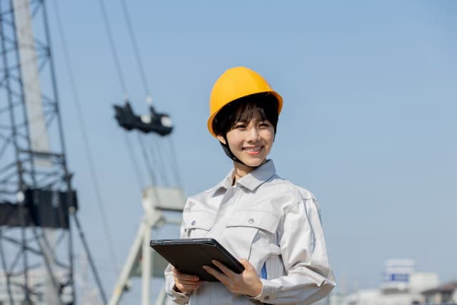 建設現場を管理する女性