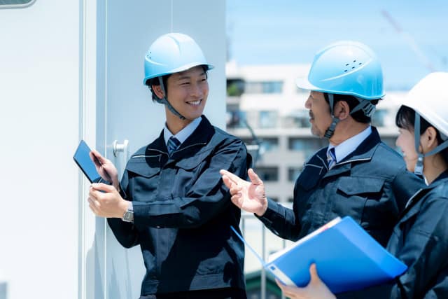 建設現場で打ち合わせをする男性