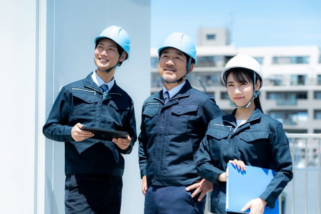 建設現場で微笑む社員