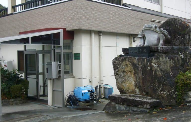 片山産業会社外観（交通安全無事カエル）