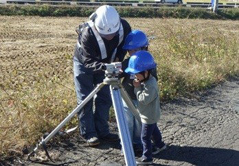 子供が測量を体験する様子