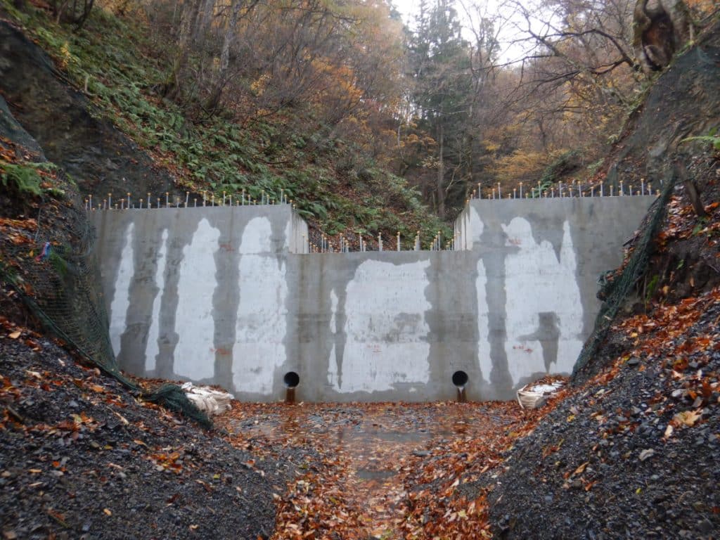 土砂の流出を防ぐ為のコンクリート谷止工施工工事