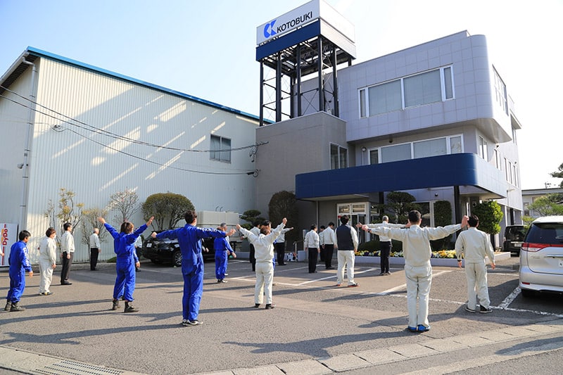 寿建設株式会社　社屋とスタッフ