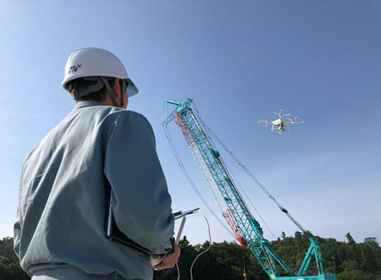 ドローンを操作する男性スタッフ